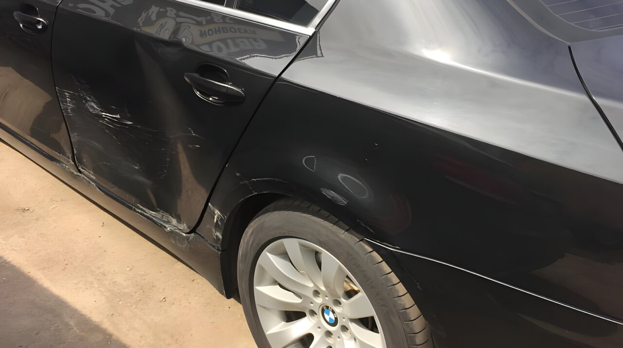 BMW 5: скользящий удар — две двери и заднее крыло — до