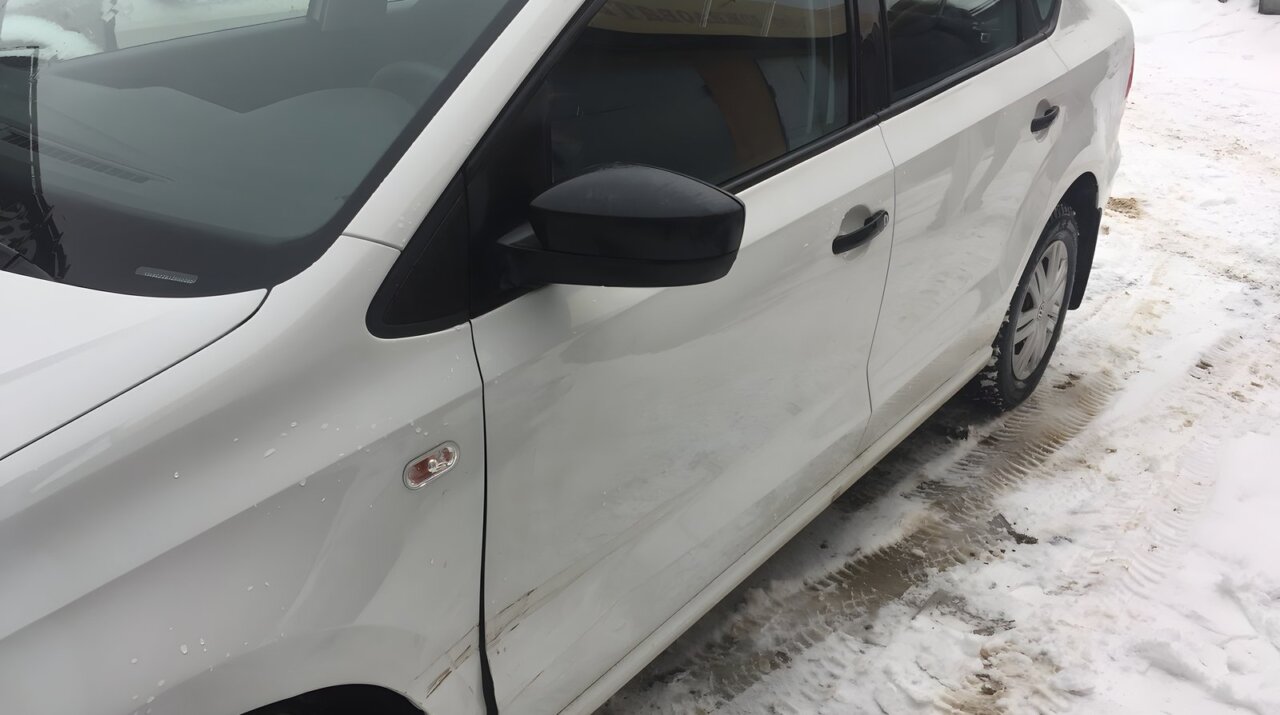 Volkswagen Polo: ремонт двери и крыла — до